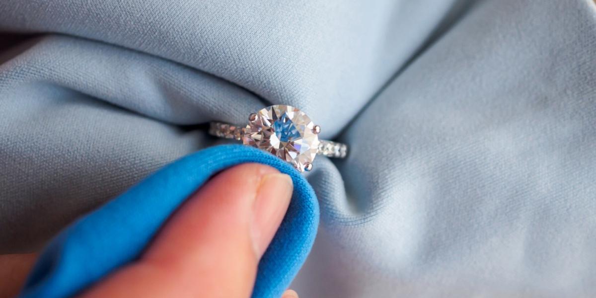 Professional jewellery cleaning of a diamond ring